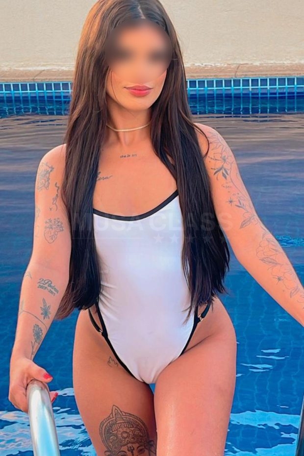 Veja fotos e mais informações de Thais Lea